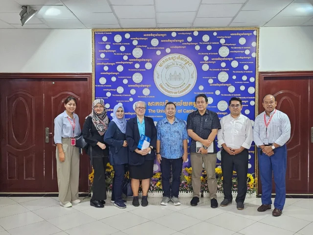Kunjungan ke The University of Cambodia