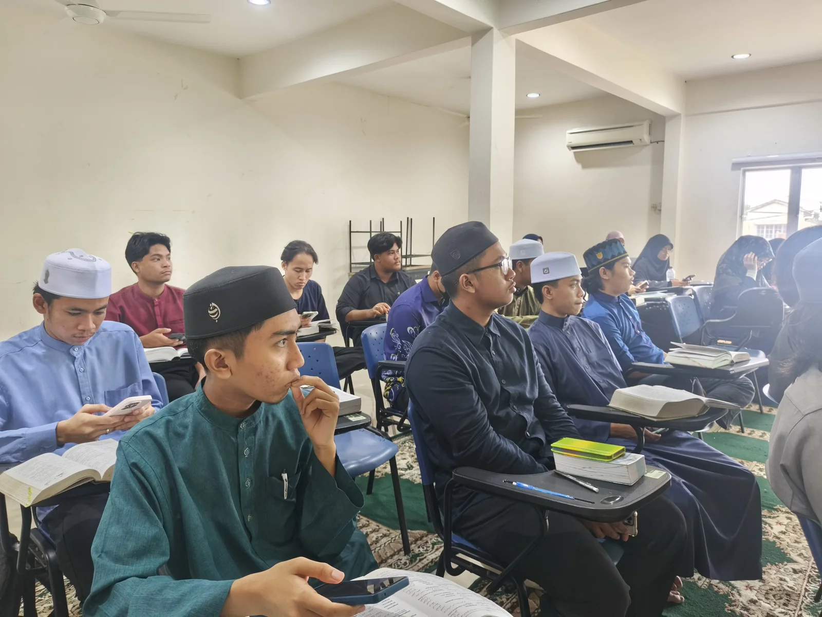 Learners attending a Wiktionary workshop in Gombak, Selangor