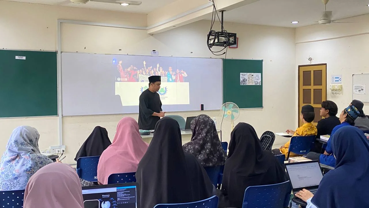 Participants learning at a Wiktionary workshop in Gombak, Selangor