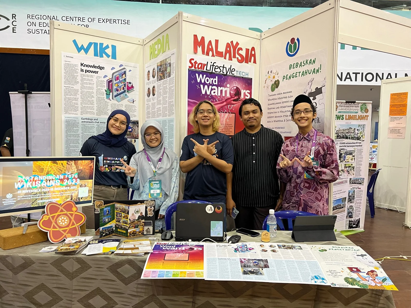 Malaysian Wikimedians and an IIUM student at the IIUM RCE Symposium